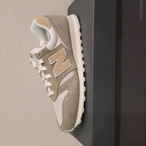New Balance 373 size 8 womens grey/off white